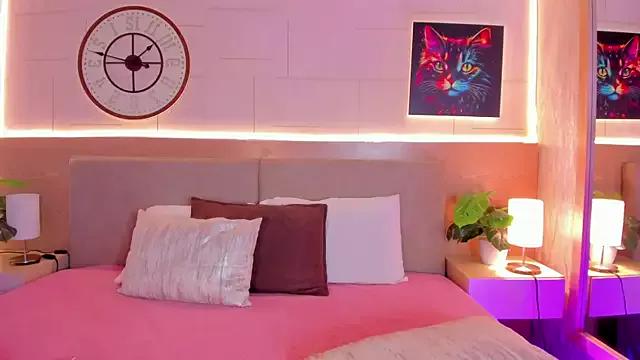 Discover our girls online shows and discover the company of countless livestreamers, with stunning shapes, sex toys and more.