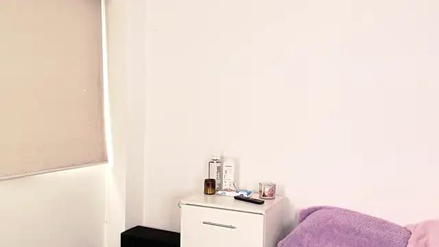 Discover our girls online shows and discover the company of countless livestreamers, with stunning shapes, sex toys and more.