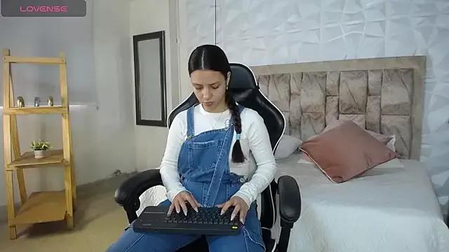 Discover our girls online shows and discover the company of countless livestreamers, with stunning shapes, sex toys and more.