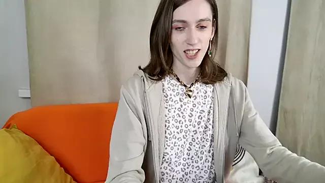 Discover our girls online shows and discover the company of countless livestreamers, with stunning shapes, sex toys and more.