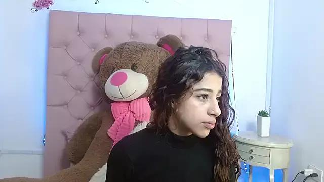 Discover our girls online shows and discover the company of countless livestreamers, with stunning shapes, sex toys and more.