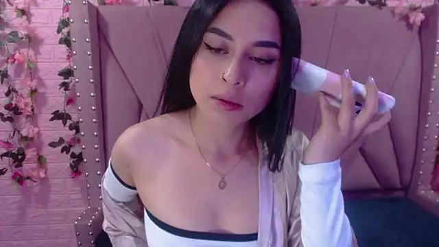 Discover our girls online shows and discover the company of countless livestreamers, with stunning shapes, sex toys and more.
