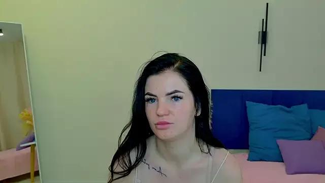 Discover our girls online shows and discover the company of countless livestreamers, with stunning shapes, sex toys and more.