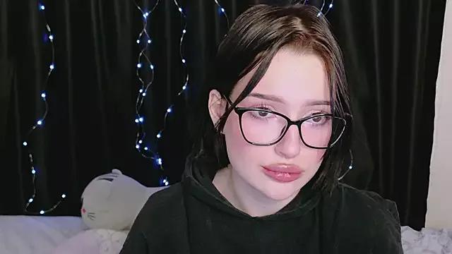 Discover our girls online shows and discover the company of countless livestreamers, with stunning shapes, sex toys and more.