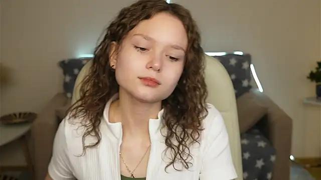 Discover our girls online shows and discover the company of countless livestreamers, with stunning shapes, sex toys and more.