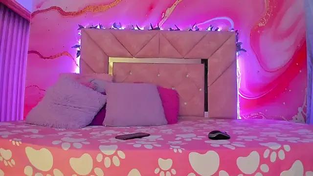 Discover our girls online shows and discover the company of countless livestreamers, with stunning shapes, sex toys and more.