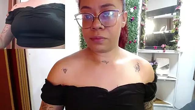 Discover our girls online shows and discover the company of countless livestreamers, with stunning shapes, sex toys and more.