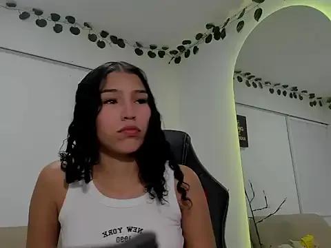 Discover our girls online shows and discover the company of countless livestreamers, with stunning shapes, sex toys and more.