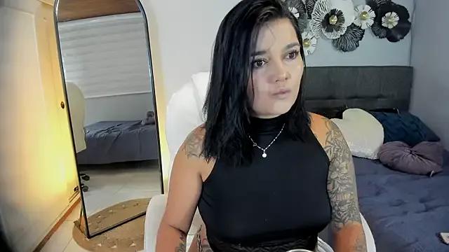 Discover our girls online shows and discover the company of countless livestreamers, with stunning shapes, sex toys and more.