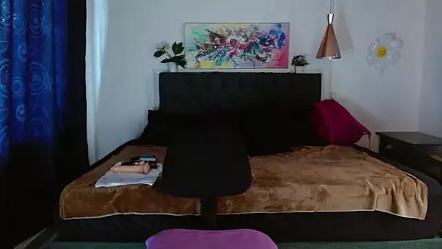 Discover our girls online shows and discover the company of countless livestreamers, with stunning shapes, sex toys and more.