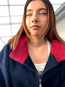 Discover our girls online shows and discover the company of countless livestreamers, with stunning shapes, sex toys and more.