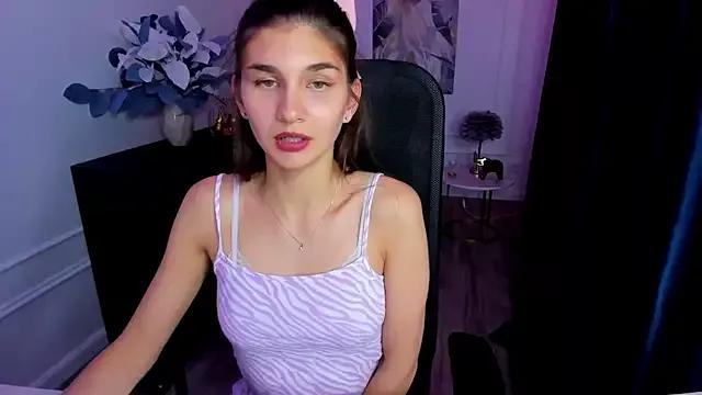 Discover our girls online shows and discover the company of countless livestreamers, with stunning shapes, sex toys and more.
