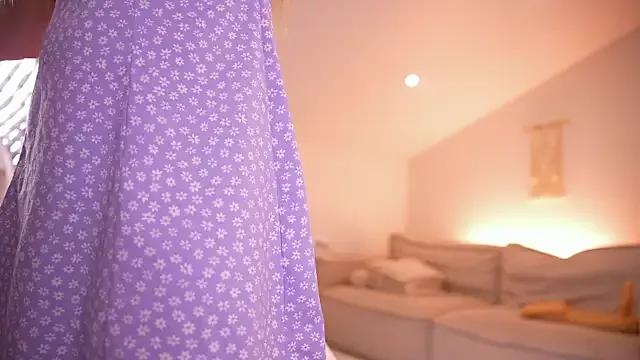 Discover our girls online shows and discover the company of countless livestreamers, with stunning shapes, sex toys and more.