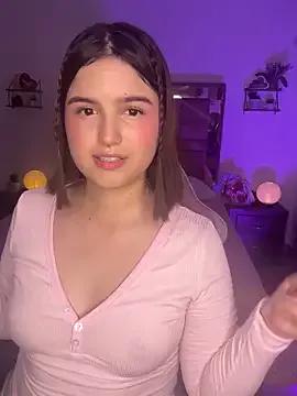 Discover our girls online shows and discover the company of countless livestreamers, with stunning shapes, sex toys and more.