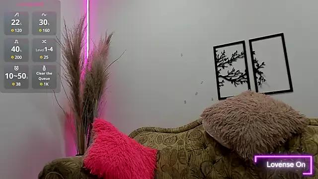 Discover our girls online shows and discover the company of countless livestreamers, with stunning shapes, sex toys and more.