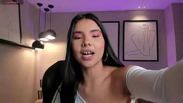 Discover our girls online shows and discover the company of countless livestreamers, with stunning shapes, sex toys and more.