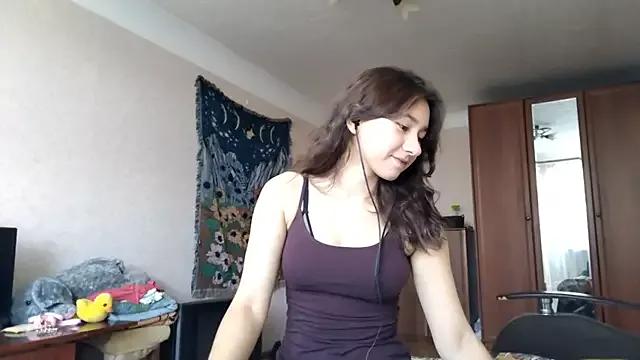 Discover our girls online shows and discover the company of countless livestreamers, with stunning shapes, sex toys and more.