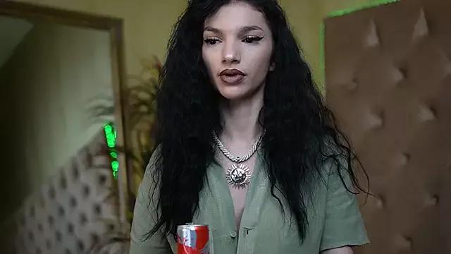 Discover our girls online shows and discover the company of countless livestreamers, with stunning shapes, sex toys and more.