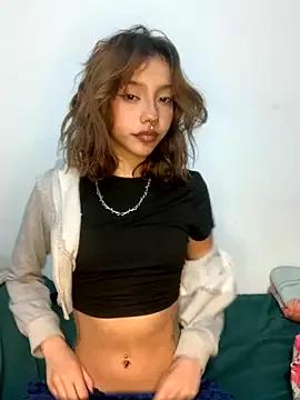 Discover our girls online shows and discover the company of countless livestreamers, with stunning shapes, sex toys and more.