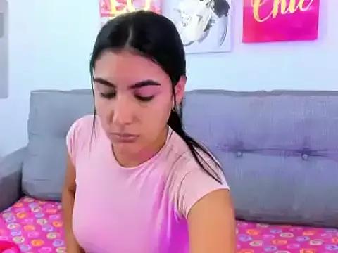 Discover our girls online shows and discover the company of countless livestreamers, with stunning shapes, sex toys and more.