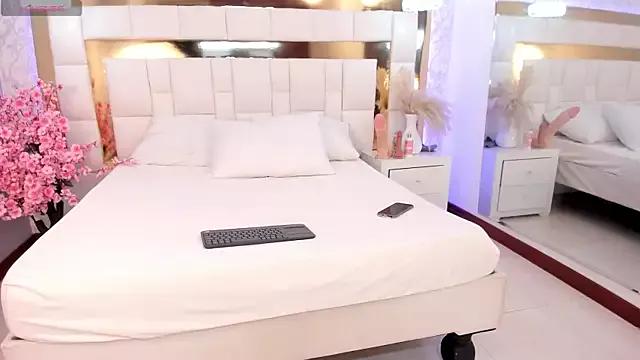 Discover our girls online shows and discover the company of countless livestreamers, with stunning shapes, sex toys and more.