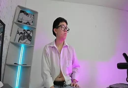Discover our girls online shows and discover the company of countless livestreamers, with stunning shapes, sex toys and more.