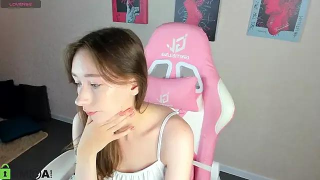 Discover our girls online shows and discover the company of countless livestreamers, with stunning shapes, sex toys and more.