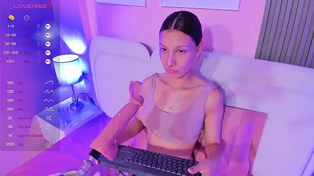Discover our girls online shows and discover the company of countless livestreamers, with stunning shapes, sex toys and more.
