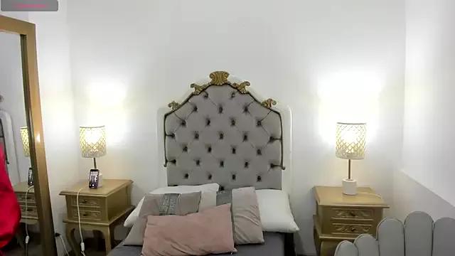 Discover our girls online shows and discover the company of countless livestreamers, with stunning shapes, sex toys and more.