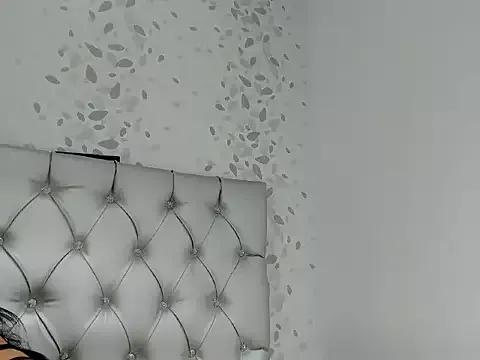 Discover our girls online shows and discover the company of countless livestreamers, with stunning shapes, sex toys and more.