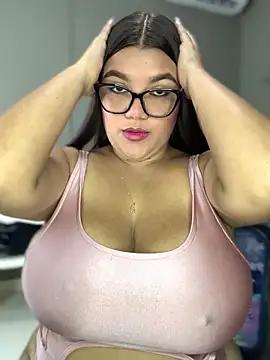 Discover our girls online shows and discover the company of countless livestreamers, with stunning shapes, sex toys and more.