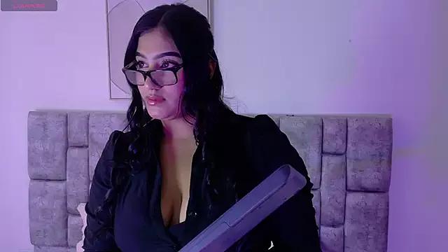 Discover our girls online shows and discover the company of countless livestreamers, with stunning shapes, sex toys and more.
