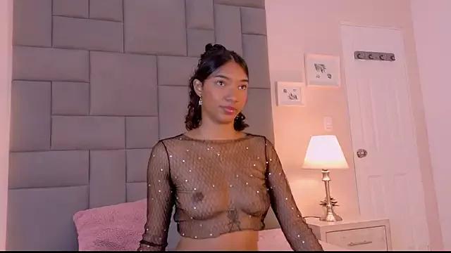 Discover our girls online shows and discover the company of countless livestreamers, with stunning shapes, sex toys and more.