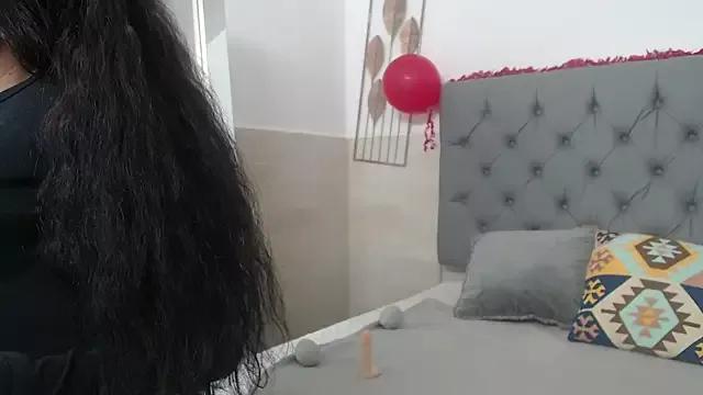 Discover our girls online shows and discover the company of countless livestreamers, with stunning shapes, sex toys and more.