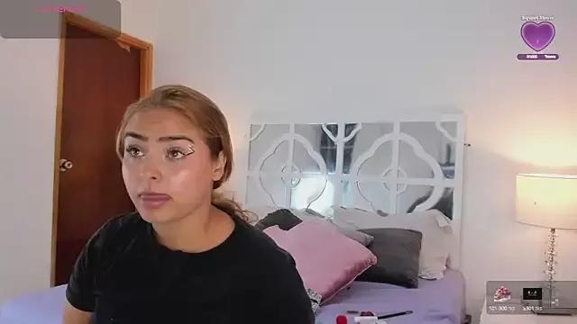 Discover our girls online shows and discover the company of countless livestreamers, with stunning shapes, sex toys and more.