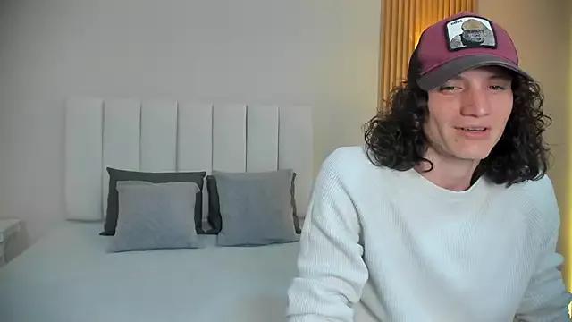 Discover our girls online shows and discover the company of countless livestreamers, with stunning shapes, sex toys and more.