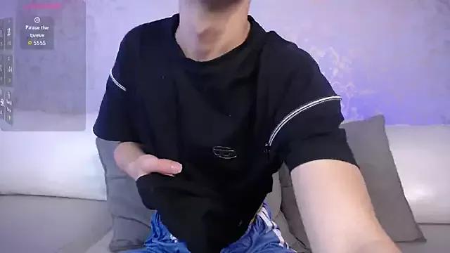 Discover our girls online shows and discover the company of countless livestreamers, with stunning shapes, sex toys and more.