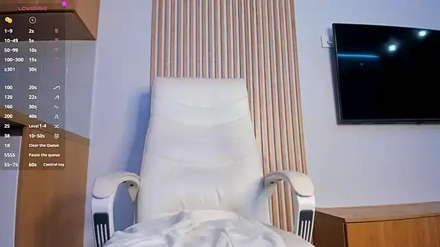 Discover our girls online shows and discover the company of countless livestreamers, with stunning shapes, sex toys and more.
