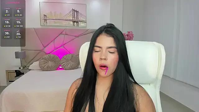 Discover our girls online shows and discover the company of countless livestreamers, with stunning shapes, sex toys and more.