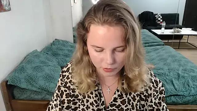 Discover our girls online shows and discover the company of countless livestreamers, with stunning shapes, sex toys and more.