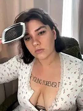 Discover our girls online shows and discover the company of countless livestreamers, with stunning shapes, sex toys and more.