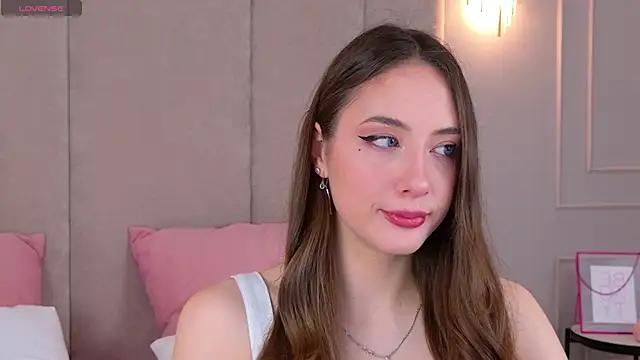 Discover our girls online shows and discover the company of countless livestreamers, with stunning shapes, sex toys and more.