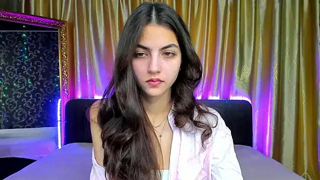Discover our girls online shows and discover the company of countless livestreamers, with stunning shapes, sex toys and more.
