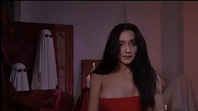 Discover our girls online shows and discover the company of countless livestreamers, with stunning shapes, sex toys and more.