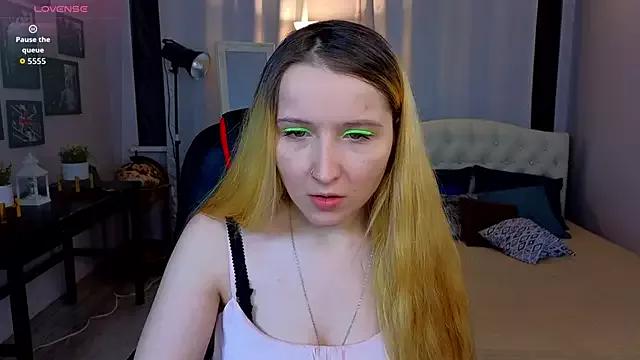 Discover our girls online shows and discover the company of countless livestreamers, with stunning shapes, sex toys and more.