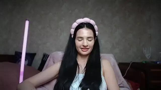 Discover our girls online shows and discover the company of countless livestreamers, with stunning shapes, sex toys and more.
