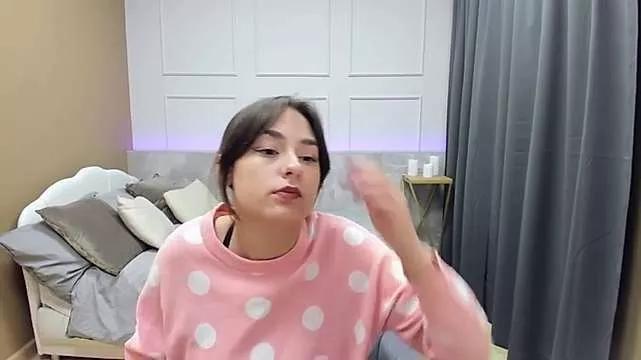 Discover our girls online shows and discover the company of countless livestreamers, with stunning shapes, sex toys and more.