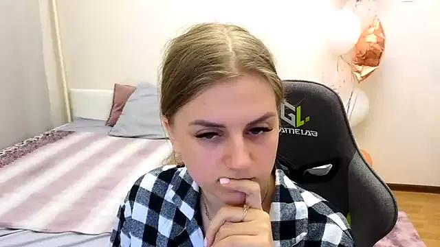 Discover our girls online shows and discover the company of countless livestreamers, with stunning shapes, sex toys and more.