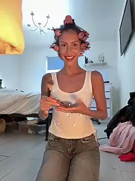 MilaRenee from StripChat is Freechat
