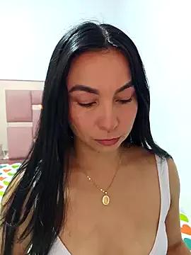 Discover our girls online shows and discover the company of countless livestreamers, with stunning shapes, sex toys and more.